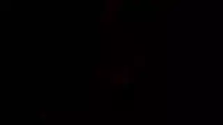 أم شقراء مثارة تعلم ابنها كيفية استخدام لسانه