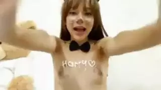 آسيوية شابة بجسم كريمي ومؤخرة ناعمة تتعرض للهجوم المزدوج في فيلم إباحي