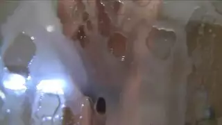 مادة للاستمناء: رجل يشاهد عاهرة الحمام تُملأ بالسائل المنوي