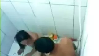 أفلام إباحية هندية ساخنة: جنس عنيف في الحمام مع قذف داخلي شغوف