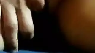 امرأة سمراء الساخنة في سراويل مثيرة تتظاهر أمام الكاميرا وتتباهى بجسدها العاري