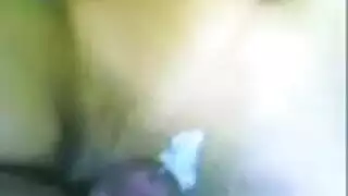 فتاة صغيرة رقيقة تُخلع ملابسها وتُناك بقوة