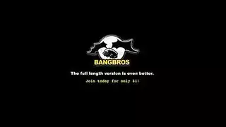 حركة جنسية ثلاثية في حوض الاستحمام الساخن