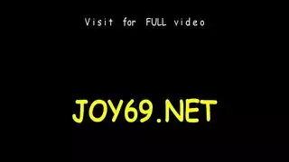 فتاة مراهقة جميلة يتم الحفر ببطء والحصول على نائب الرئيس في جميع أنحاء وجهها ، بعد الإشارة بالإصبع