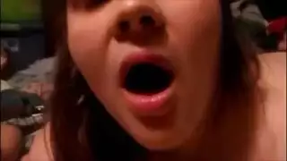 لعبة الزوجين المنحرفين: تعامل أصابعه كالقضيب