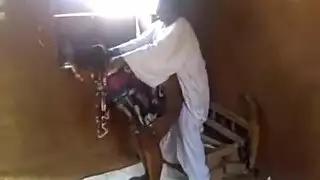 تجبر إبنه ينكه