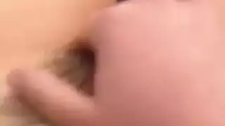 لطم كس تلك المراهقة المشعرة ومعدتها في مشهد جنس خام