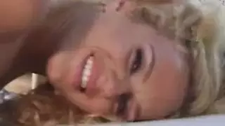 امرأة ناضجة لا تستطيع الانتظار تمارس الجنس مع رجلها النائم