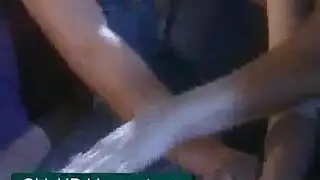 الشقراء المراهقة تمدد مهبلها المبلل بقضيب أسود ضخم