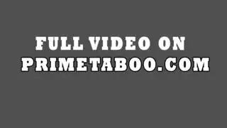 تعرض صدرها لجوردي فوق مائدة الطعام