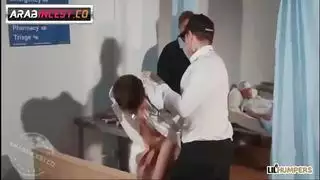 تمثيلية طبية إباحية: الممرضة تحصل على فحص كامل من طبيب مُزيّف