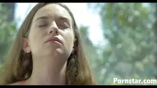 رائع تالي دوفا في بيكيني صغير يثير وأصابع بوسها الرطب في الهواء الطلق