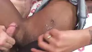 الأبنوس مثليه على ركبتيها