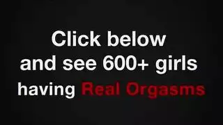 شقراء الهواة يلعب مع لعبة أثناء مشاهدة الإباحية على السرير