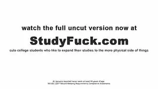 تلميذة مراهقة تستعد حلقها لمص عميق في الفصل