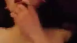 ثلاثية آسيوية بنية الشعر تحصل على مهبل مشعر مملوء بقضيب صلب