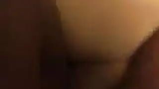 الرجل الأسود يمارس الجنس بقوة بينما صديقه يشاهد ويستمني