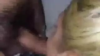 مراهقة شقراء تُملأ في شريط جنس صريح