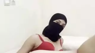 مراهقة محجبة تداعب بظرها وتفرك شفري فرجها الزلقة