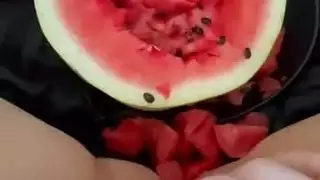 هزة جماع مزدوجة إكس إكس إكس: فتحة المراهقة الضيقة في مشهد إباحي صريح