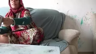 إيجار المطلقة التركية في لندن يتحول إلى جلسة جنس عرقي صريحة