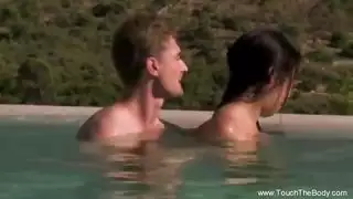 امرأة ذات صدر كبير تحصل على تدليك مهبلها بأيدي خبيرة