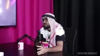 عاهرة تَسيل لعابها تمص شفري فرجها ثم تأخذ القضيب العربي بعمق