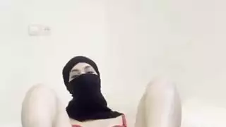 إباحية الحجاب العربي: فتاة منفردة تفرك بظرها وتضاجع أصابعها