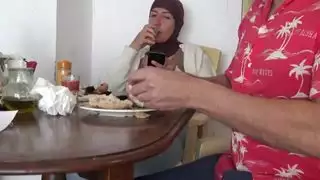 زوجة الأب العربية تتيح لابن الزوجة الألماني الحصول على ضربة سريعة قبل المدرسة