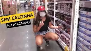 مراهقة بتنورة حمراء يتم تحفيزها بأصابع في السوبرماركت إباحية صريحة