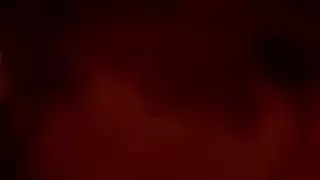 المراهقة الآسيوية المتلهفة تمارس الجنس بثدييها مع قضيب صلب كالصخر